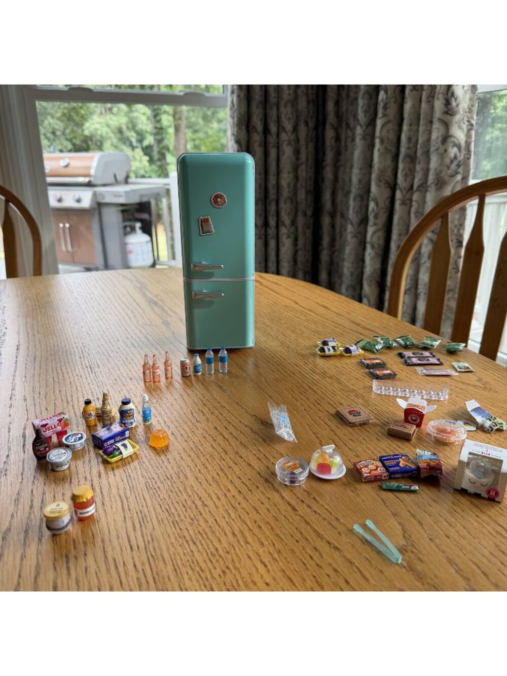 ZURU MINI BRANDS FRIDGE AND LOT OF MINI BRANDS FOODS